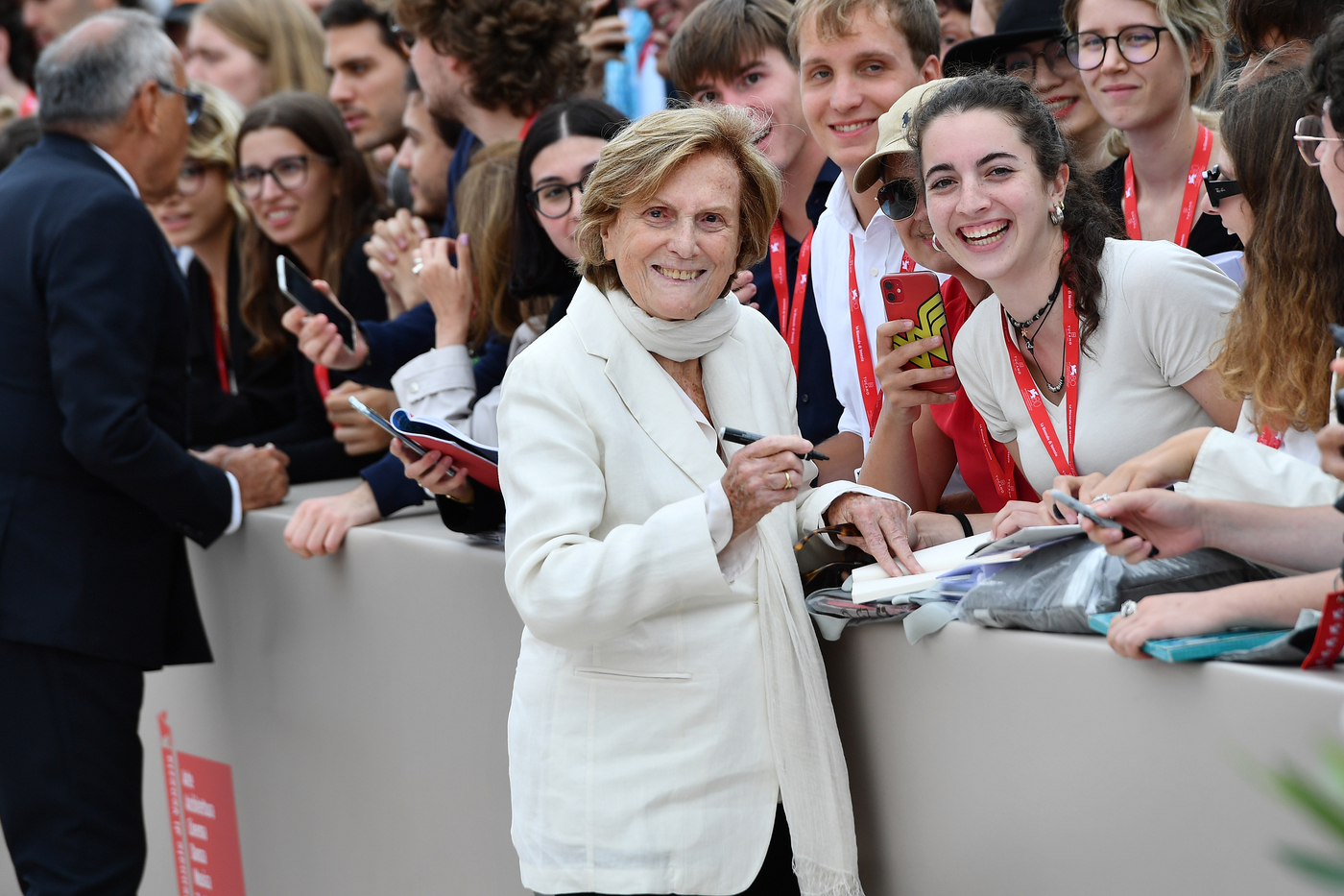 Venezia 80, Leone d’Oro alla carriera a Cavani: “Guerre criminali ma a scuola non si racconta”