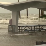 Uragano Idalia arriva in Florida, mareggiate e allagamenti sulle coste
