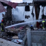 Missili russi su Kiev fanno 2 morti, le immagini del quartiere colpito