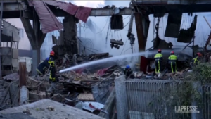 Missili russi su Kiev fanno 2 morti, le immagini del quartiere colpito