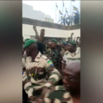 Golpe in Gabon, soldati esultano con il generale Nguema