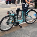 Milano, ciclista colpita da auto che si ribalta: è grave