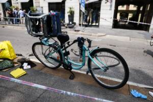 Milano, auto si ribalta e colpisce ciclista: 3 feriti