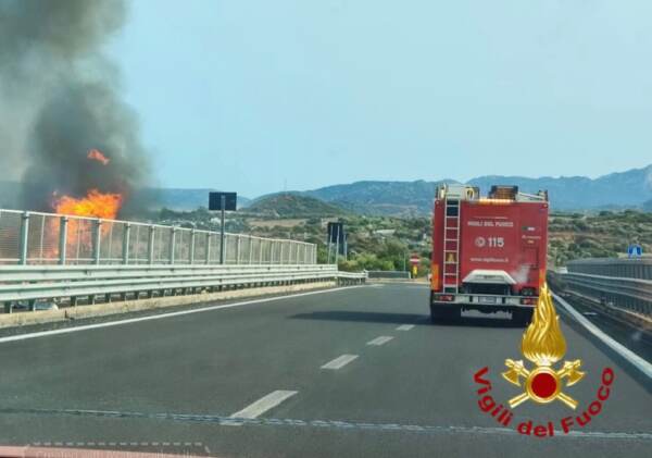 Olbia, incendi vicino ad aeroporto: riaperto lo scalo