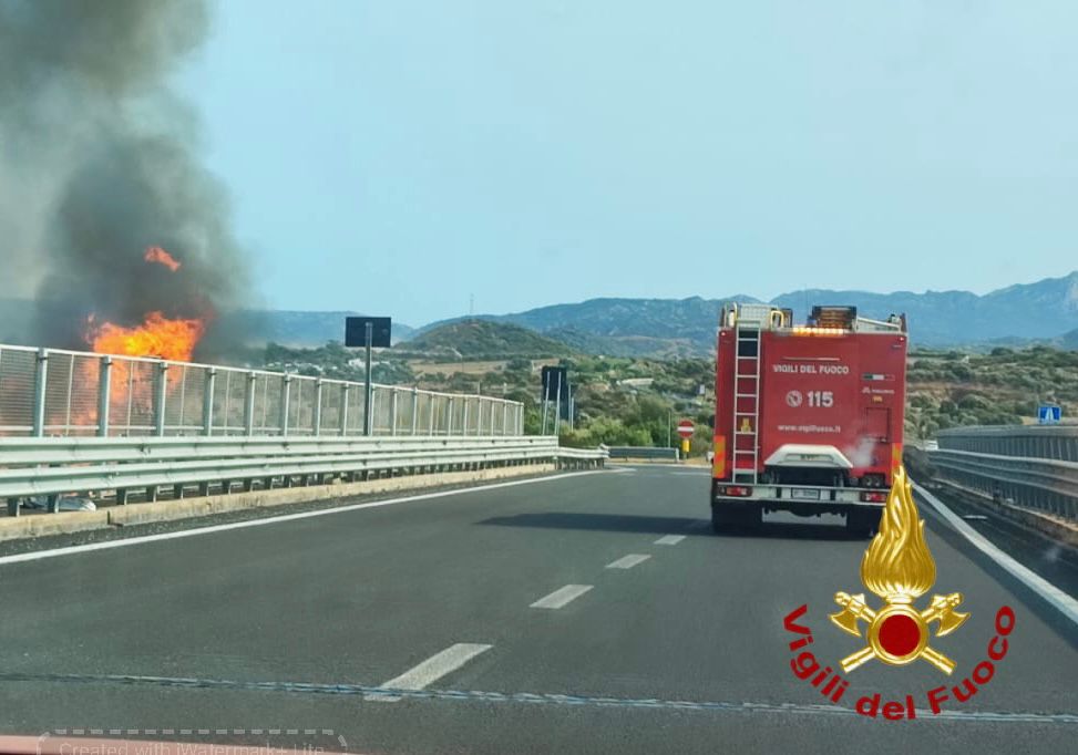 Olbia, incendi vicino ad aeroporto: riaperto lo scalo Olbia, incendi vicino ad aeroporto: riaperto lo scalo