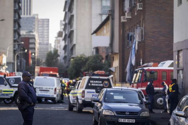 Sudafrica, in fiamme un edificio a Johannesburg: vittime e feriti