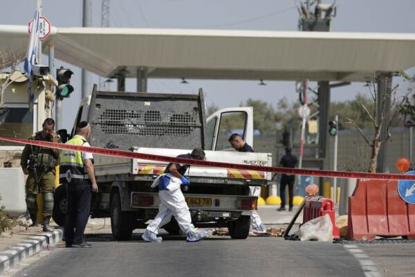 Medioriente, palestinese investe pedoni a checkpoint: morto un israeliano