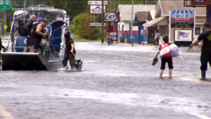 Florida, inondazioni per l’uragano Idalia: al lavoro le squadre di soccorso