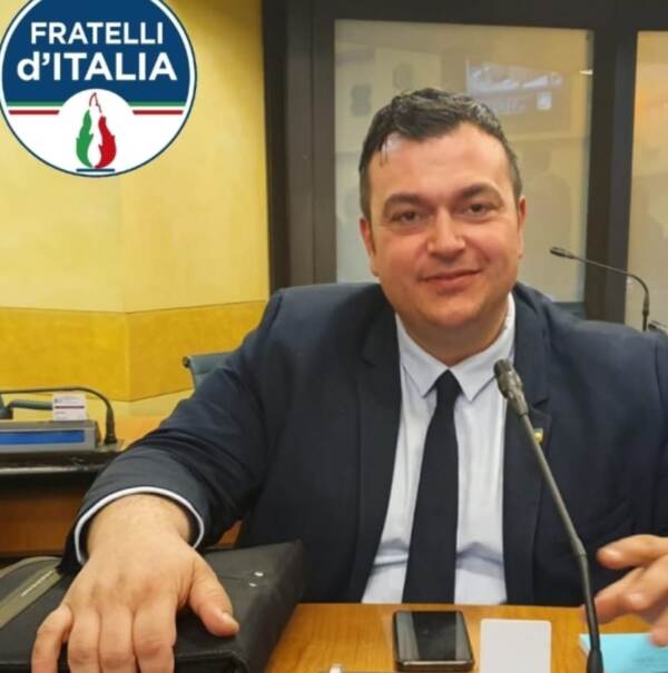 FdI, consigliere Joe Formaggio shock: “Maggioranza veneti deve avere pelle bianca”. Poi le scuse