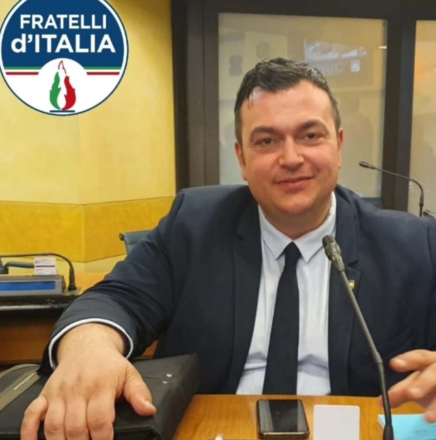 FdI, consigliere Joe Formaggio shock: “Maggioranza veneti deve avere pelle bianca”. Poi le scuse