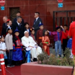 Papa in Mongolia, Bergoglio tra i bambini: accolto con balli e canti