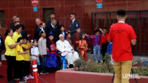 Papa in Mongolia, Bergoglio tra i bambini: accolto con balli e canti