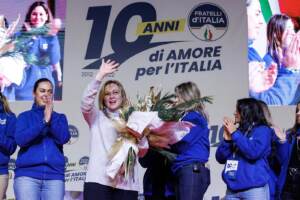 Giorgia Meloni conclude la manifestazione per il decennale di Fratelli d’Italia