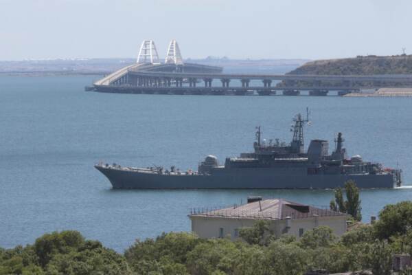 Guerra Russia - Ucraina, la chiusura del ponte di Crimea dopo il bombardamento odierno