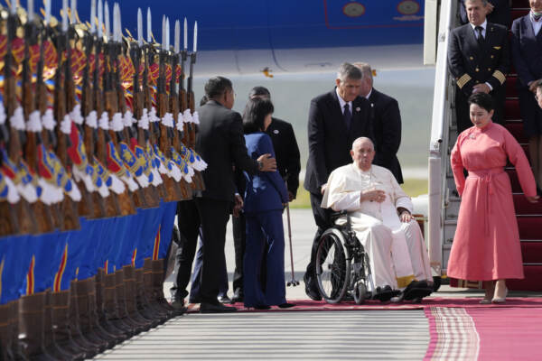 Papa Francesco è arrivato in Mongolia