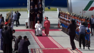 Papa Francesco arriva in Mongolia