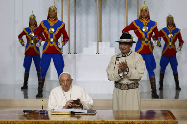 Il Papa in Mongolia: “Diamoci da fare insieme per costruire un futuro di pace”