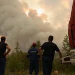 Grecia, vigili del fuoco al lavoro contro le fiamme