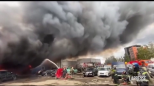 Russia, in fiamme hangar vicino a deposito di petrolio a San Pietroburgo