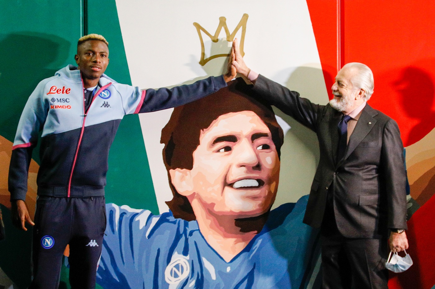Napoli, De Laurentiis agli arabi: “Per 200 mln comprate un piede di Osimhen”