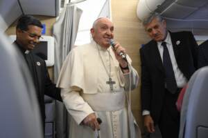 Papa Francesco parla con i giornalisti durante il volo di ritorno dal Viaggio Apostolico in Mongolia