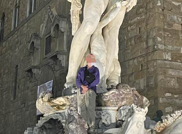 Firenze, turista tedesco sale sul Nettuno in piazza Signoria