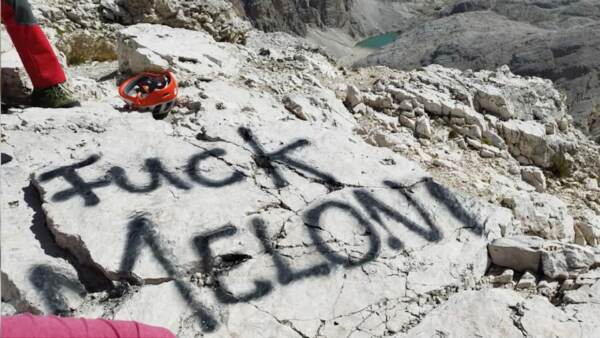 Trentino, scritta ingiuriosa contro la premier Meloni a 3mila metri d’altezza