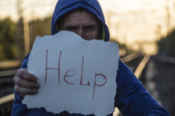 Suicidi, boom di richieste d’aiuto in Italia: +37% rispetto al 2022