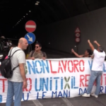Napoli, tensioni e blocchi stradali alla marcia per il Reddito di cittadinanza