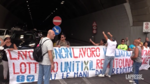 Napoli, tensioni e blocchi stradali alla marcia per il Reddito di cittadinanza
