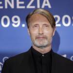 Caso Favino,doppiatori si difendono: “Paradossale attacco Mikkelsen”