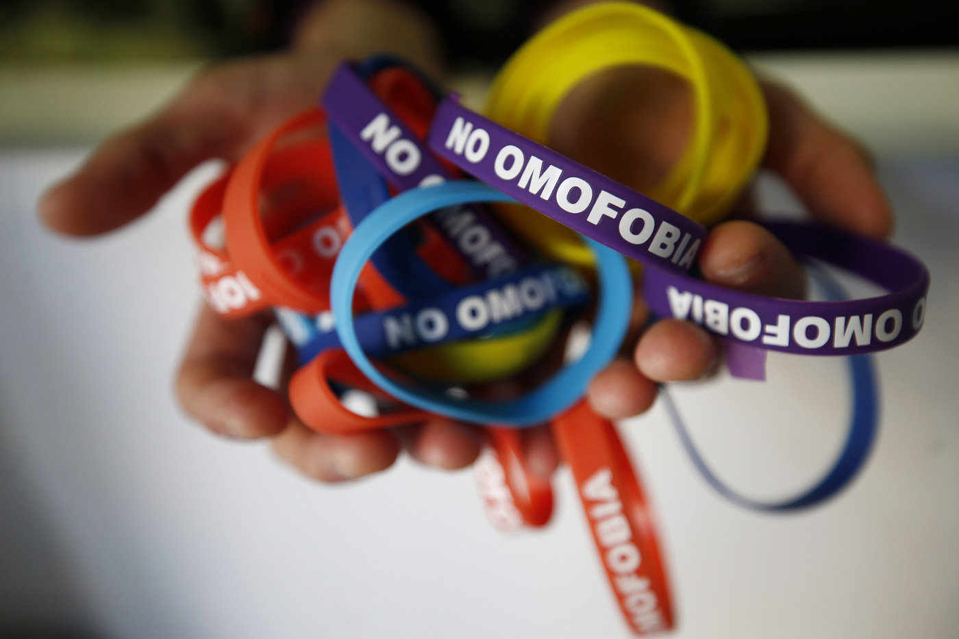 Aggressione omofoba a 4 ragazzine a Cava Manara: “Lesbiche di merda, vi ammazzo”