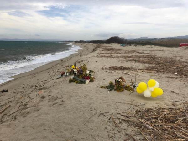 Omaggi alle vittime del naufragio sulla spiaggia di Cutro
