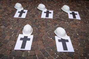 Vercelli - “Corteo di cordoglio silenzioso” per gli operai morti a Brandizzo