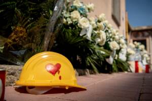 Brandizzo - Mazzi di fiori e messaggi di cordoglio davanti alla stazione