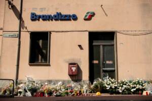 Brandizzo - Mazzi di fiori e messaggi di cordoglio davanti alla stazione