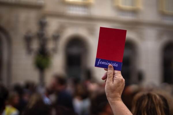 Protesta femminista contro il presidente della Federcalcio spagnola Luis Rubiales a Barcellona