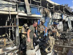 Mercato in fiamme dopo un bombardamento russo nel centro della città di Kostiantynivka, Ucraina