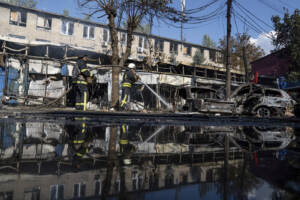 Mercato in fiamme dopo un bombardamento russo nel centro della città di Kostiantynivka, Ucraina