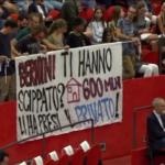 Milano, striscione studenti contro Bernini: ‘Ti hanno scippato? È stato il privato’