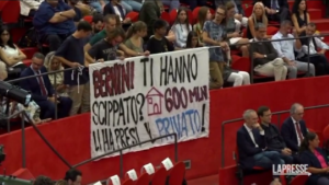 Milano, striscione studenti contro Bernini: ‘Ti hanno scippato? È stato il privato’
