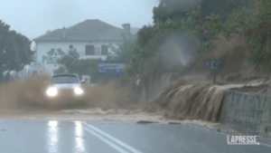 Grecia, forti temporali nel centro del paese: strade come torrenti impetuosi