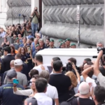 Musicista ucciso a Napoli, applausi e palloncini all’uscita del feretro