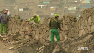 Perù, abbattuto il muro che divideva i ricchi dai poveri nella capitale