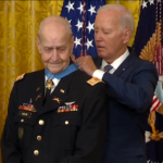 Usa, Biden consegna la medaglia d’onore a un pilota della guerra del Vietnam