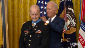 Usa, Biden consegna la medaglia d’onore a un pilota della guerra del Vietnam
