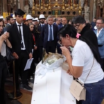 Napoli, musicista ucciso in strada: la disperazione della mamma ai funerali