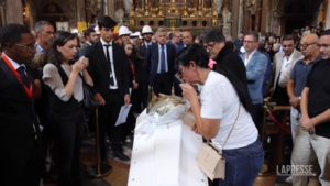 Napoli, musicista ucciso in strada: la disperazione della mamma ai funerali