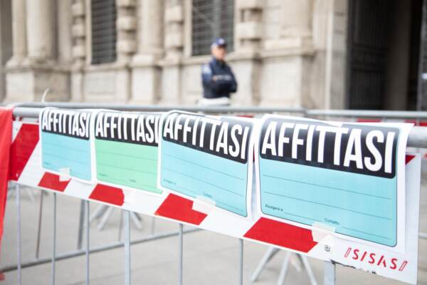 Milano, presidio studenti contro il caro affitti