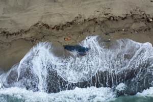 Cutro il giorno dopo i resti del naufragio sulla spiaggia